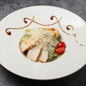Салат Цезарь с курицей