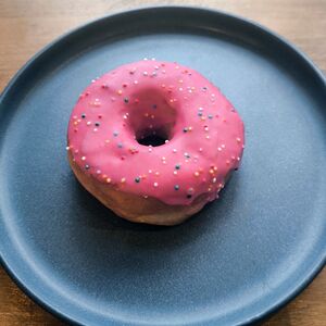 Донат малиновый