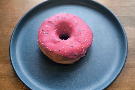 Донат малиновый