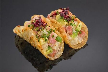 Тако с лакедрой, авокадо и трюфельным соусом