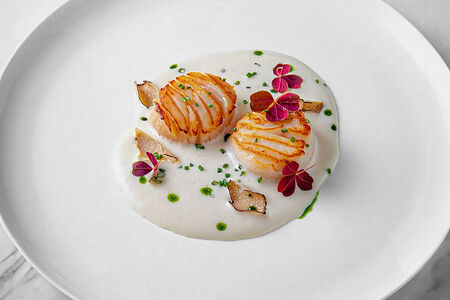 Жареные гребешки с соусом морне