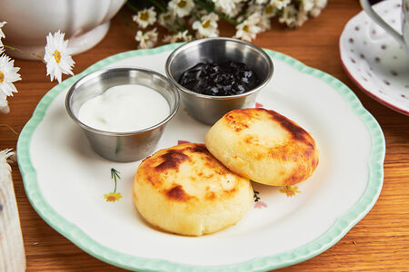 Сырники со сметаной и вареньем