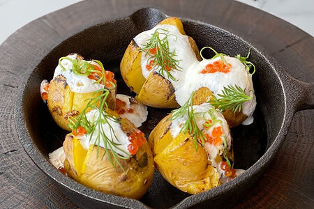 Печеный картофель со сметаной и красной икрой