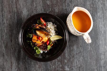 Том Ям с лососем, мидиями и креветками