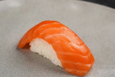 Суши лосось
