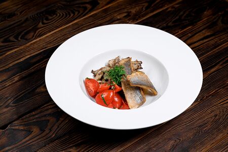 Сибас на гриле с томатами и молодым картофелем