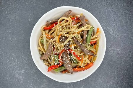 Говядина в соусе кимчи с лапшой рамен