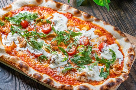 Пицца Арабьята с креветками и сыром страчателла