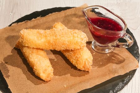 Жареный сыр сулугуни с брусничным джемом