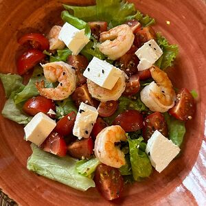 Салат с креветками и сыром фета