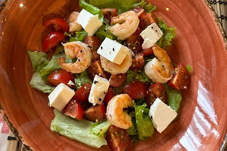 Салат с креветками и сыром фета