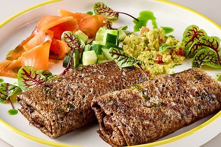 Льняные блины с лососем и сливочным сыром