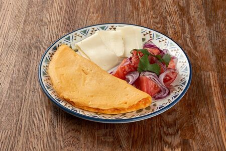 Омлет с томатами и сулугуни