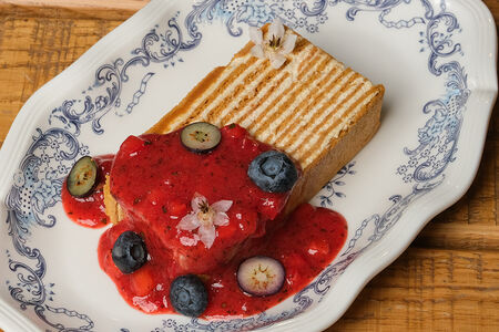 Медовик с клубничным компоте