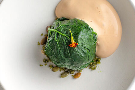 Крабовая котлета с соусом из жареных раков