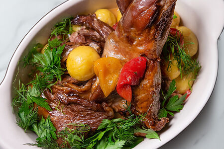 Томленый козленок с печеными овощами