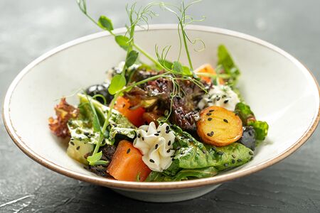 Салат с лососем, зеленью и сырным кремом