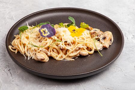 Паста с цыпленком и грибами