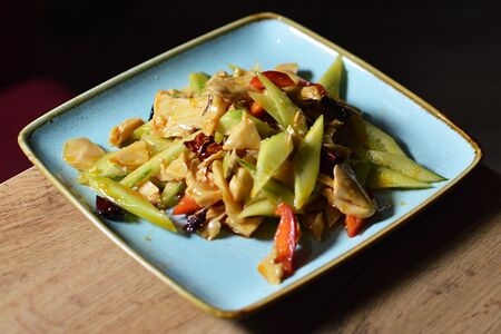 Салат с вешенками