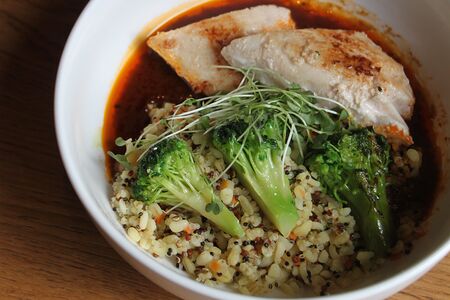 Куриная грудка с булгуром, брокколи и соусом демиглас