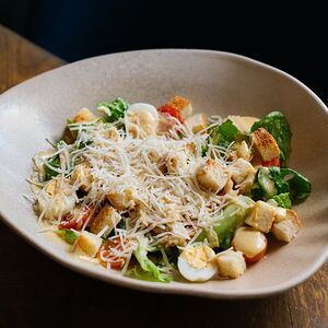 Салат Цезарь с печеным цыпленком