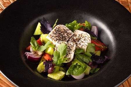 Салат с томатами, ялтинским луком и сыром чанах