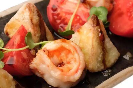 Салат с хрустящими баклажанами и креветками