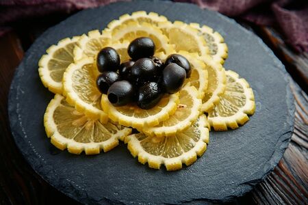 Лимон, оливки