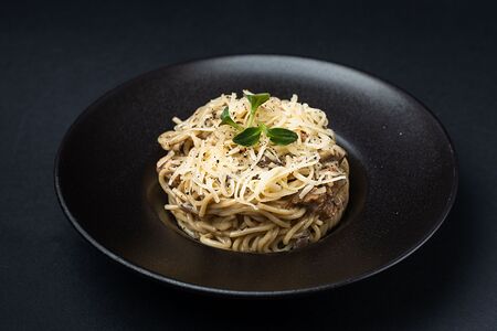 Паста с курицей и грибами