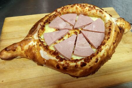 Хачапури по-аджарски с ветчиной и сыром