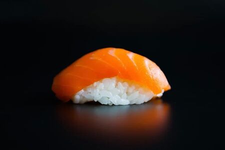 Суши лосось