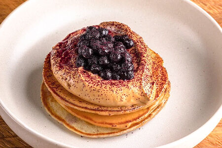 Оладьи с клубникой и сметанным кремом