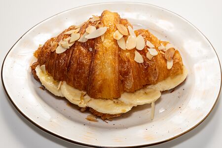 Круассан свежеиспечённый со сгущенкой и бананом