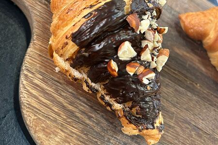Круассан с шоколадом и фундуком
