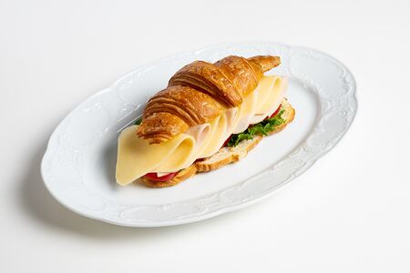 Круассан с ветчиной и сыром