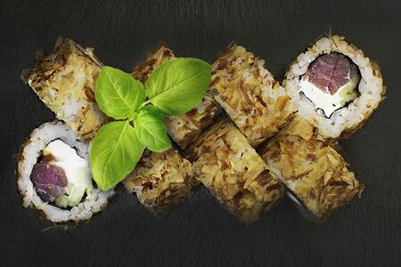 Банзай с мясом тунца