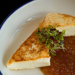 Жареный сыр с инжирным вареньем