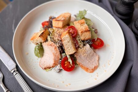 Цезарь с курицей в классическом соусе