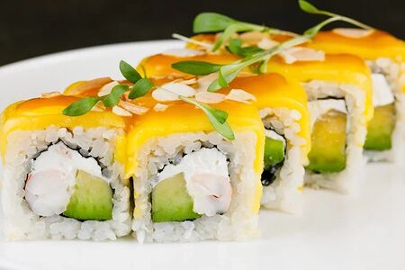 Ролл с креветками и манго