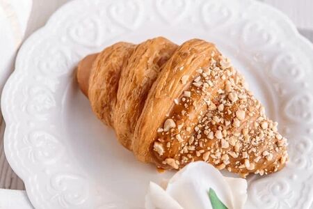 Круассан соленая карамель