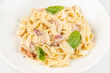 Феттуччине с беконом в сливочном соусе