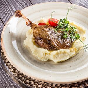 Утиная ножка Конфи в апельсиновом соусе с картофельным пюре