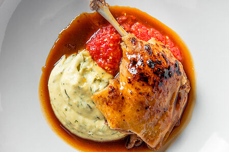 Утка конфи с картофельным пюре и томатами