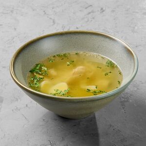 Бульон с разварной курицей, лапшой и перепелиным яйцом