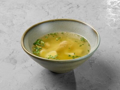 Бульон с разварной курицей