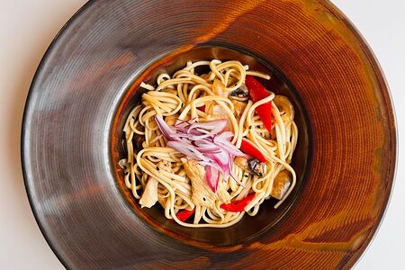 Удон с цыпленком и овощами 