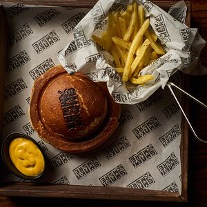 Бургер с брискетом и соусом гриль тейсти 