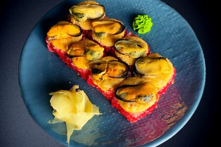 Запеченный спайси с крабом и мидиями