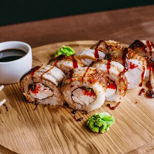 Дракон с угрем и крабом