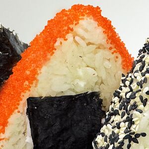 Онигири с крабом